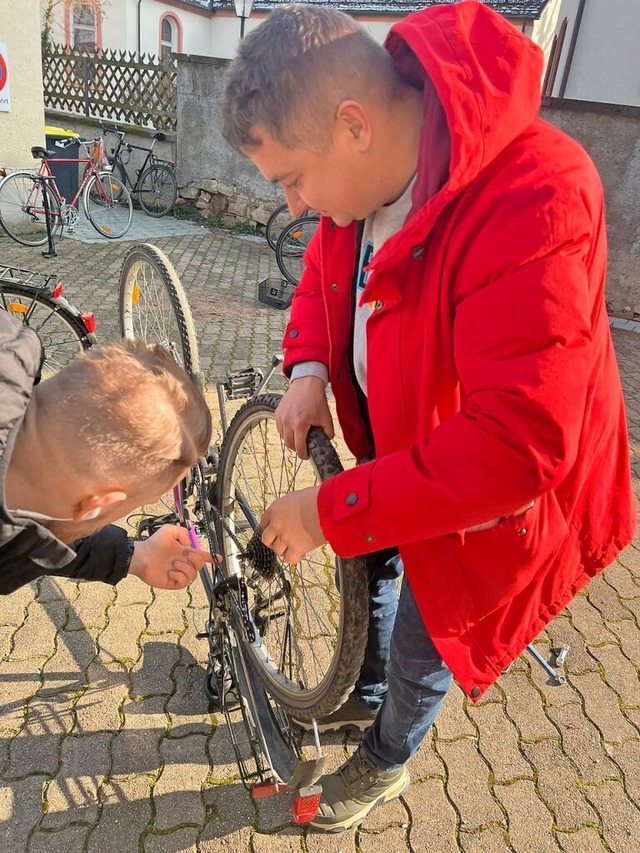 Hilfe bei der Radreparatur in Hgelheim  | Foto: Susanne Pfunder