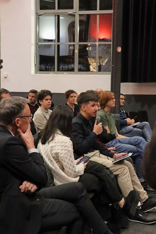 Jugendgemeinderat Hadi Sayed-Ahmad stellt eine Frage. | Foto: Juliana Eiland-Jung Jugendgemeinderat Hadi Sayed-Ahmad stellt eine Frage. | Foto: Juliana Eiland-Jung