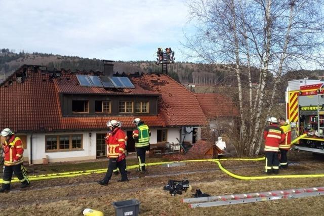 Eine verletzte Person bei Dachstuhlbrand in Altenschwand