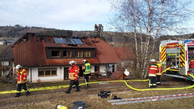 Der Dachstuhl eines Wohnhauses in Altenschwand brannte aus.  | Foto: Ralph Fautz