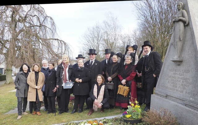 In Tracht -- wie vor 100 Jahre an sein... wurde dem Maler Hermann Daur gedacht.  | Foto: Herbert Frey