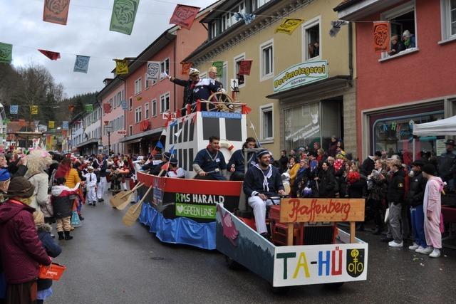 14 Grofahrzeuge sichern die Strecke beim Zeller Fasnachtsumzug ab