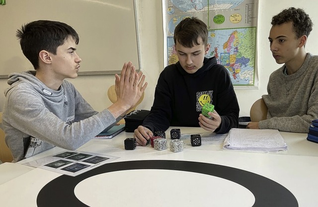 Miron Sommer, Liam Hummel und Samuel S...Rahmen eines Workshops kleine Roboter.  | Foto: Sebastian Barthmes