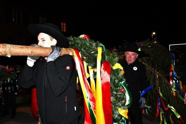 Die Feuerwehr sichert, der Traktor hilft und dann steht der Narrenbaum der Schmugglergilde in Warmbach