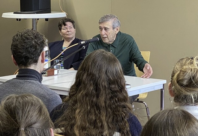 Wenn Josef Salomonovic beim Erzhlen d...rau Elisabeth wieder in den Redefluss.  | Foto: Carola Bruhier