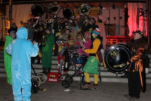 Zum Platzkonzert der Gugge-Brass-Band gibt's ordentlich Blech auf der Murger Mitte