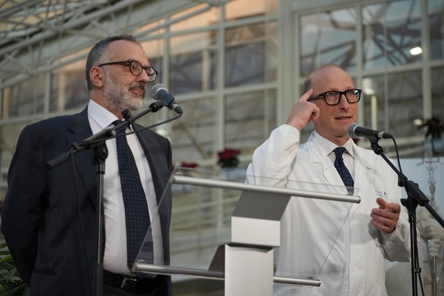 Seit nun genau einer Woche liegt Franziskus in der Gemelli-Klinik in Rom.  | Foto: Alessandra Tarantino/AP/dpa