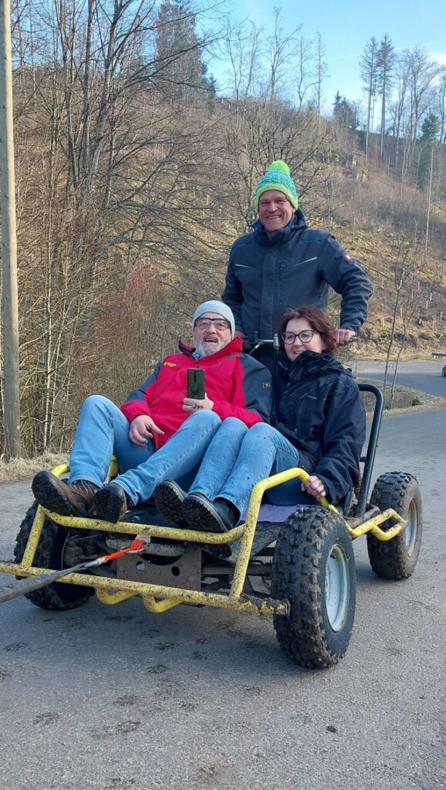 Sascha Bhr (stehend) mit seinen Fahrgsten Melitta und Hanspeter Hofmeier  | Foto: Ingo Gnther