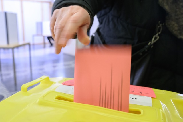 Manche haben schon gew&auml;hlt, doch ... ihr Kreuz machen werden. (Symbolbild)  | Foto: Julian Stratenschulte/dpa