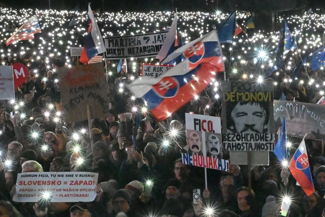 Eine Hauptforderung der Demonstranten ...tritt von Ministerpr&auml;sident Fico.  | Foto: &#138;&aacute;lek V&aacute;clav/CTK/dpa