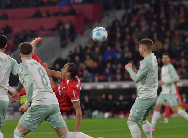 Per Fallrckzieher erzielte Kiliann Si...ser Szene das 1:0 fr den SC Freiburg.  | Foto: Achim Keller