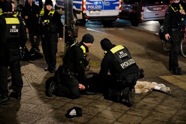 Nach der Attacke am Holocaust-Denkmal ... einen Verd&auml;chtigen festgenommen.  | Foto: Ebrahim Noroozi/AP/dpa