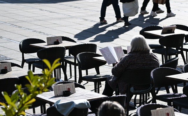 Die ersten fr&uuml;hlingshaften Temper...chen in die Caf&eacute;s. (Symbolbild)  | Foto: Bernd Wei&szlig;brod/dpa