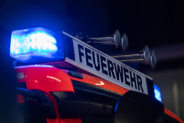 Die Feuerwehr verhinderte laut Polizei...s auf weitere Stockwerke. (Symbolbild)  | Foto: Marijan Murat/dpa