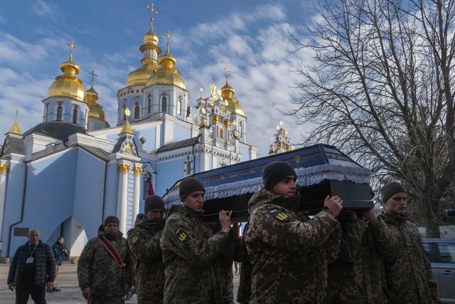 Soldatenbegr&auml;bnisse sind f&uuml;r...bitterer Alltag geworden. (Archivbild)  | Foto: Efrem Lukatsky/AP/dpa