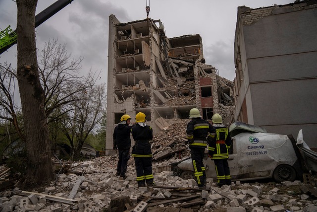 Russische Raketen- und Drohnenangriffe...he St&auml;dte getroffen. (Archivbild)  | Foto: Francisco Seco/AP/dpa