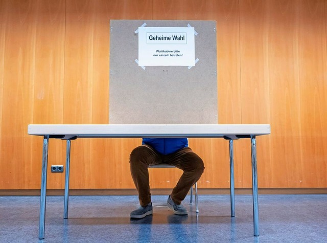 In der Wahlkabine ist jeder fr sich.  | Foto: Peter Kneffel (dpa)