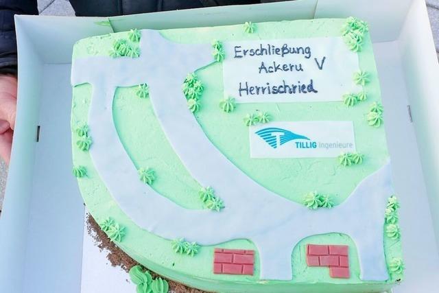 Herrischried weiht Neubaugebiet mit Straenkarte aus Zuckerguss ein