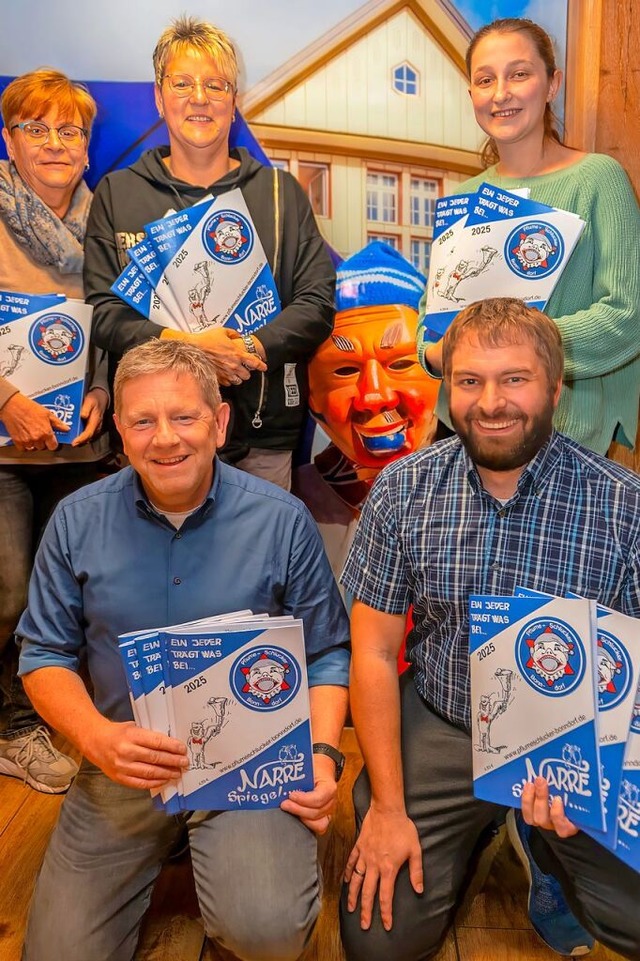 Er isch fertig : Die Redaktion vom Nar...pachholz, Tanja Pendler und Elena Matt  | Foto: Wolfgang Scheu