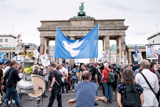 Mit dem Ende der Corona-Pandemie fiel ...ten Querdenker-Szene weg. (Archivbild)  | Foto: Carsten Koall/dpa