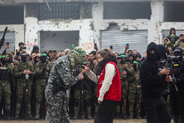 Das Internationale Komitee vom Roten K...ei der &Uuml;bergabe inakzeptabel sei.  | Foto: Jehad Alshrafi/AP/dpa