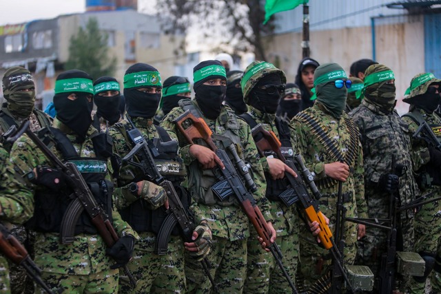 Vermummte und bewaffnete Mitglieder der Terrororganisation Hamas.  | Foto: Jehad Alshrafi/AP/dpa