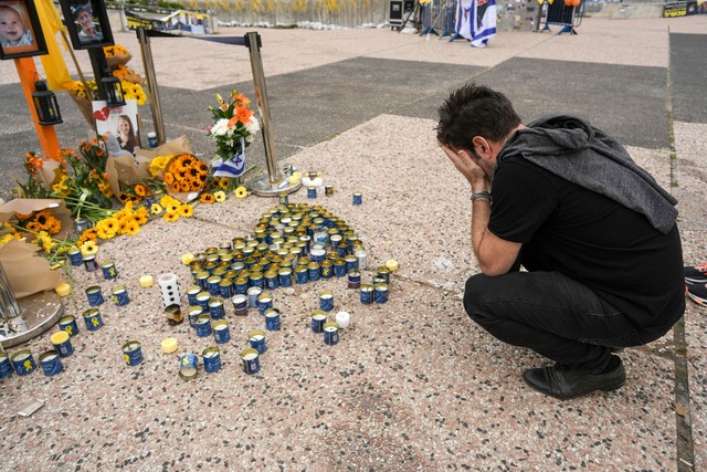 Trauer um tote Geiseln in Tel Aviv.  | Foto: Oded Balilty/AP/dpa