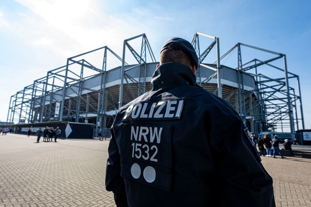 Stau auf der Anfahrt zum Borussia-Park  | Foto: David Inderlied/dpa