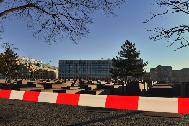 Am Samstagmorgen war der Bereich um das Holocaust-Mahnmal weiter abgesperrt.  | Foto: Paul Zinken/dpa