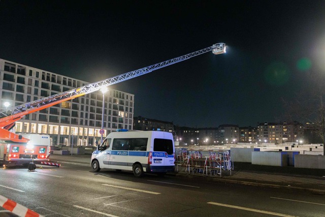 Nach dem Angriff am Freitagabend sucht die Polizei den Tatort ab.  | Foto: Carsten Koall/dpa