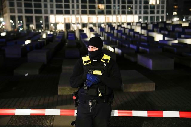 Die Polizei sichert den Tatort.  | Foto: Markus Schreiber/AP/dpa