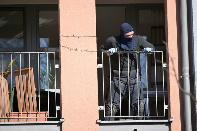 Bei einer Wohnungsdurchsuchung in Pots... sprengstoff&auml;hnlichen Gegenstand.  | Foto: Michael Bahlo/dpa