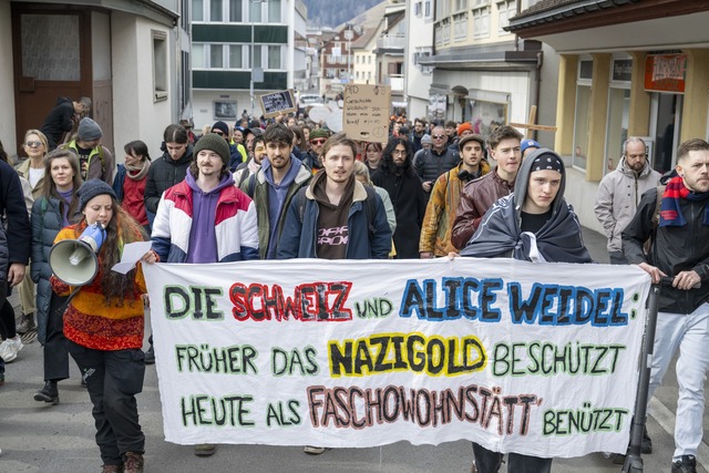 In der Schweiz hat sich am Wohnort von Alice Weidel Protest formiert.  | Foto: Urs Flueeler/KEYSTONE/dpa