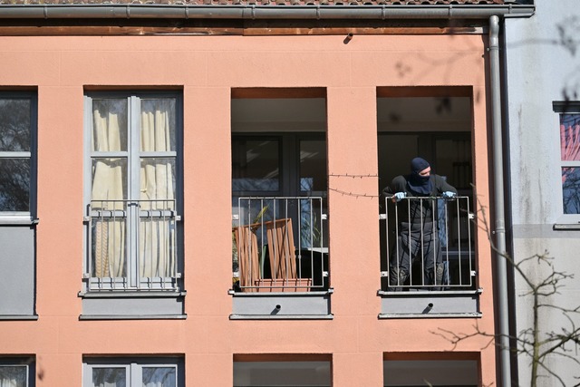 Sprengstoffverdacht im Zusammenhang mi...egenstand in einer Wohnung in Potsdam.  | Foto: Michael Bahlo/dpa