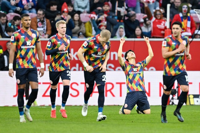 Sto&szlig;gebet zum Himmel: Mainzer Jae-Sung Lee nach seinem Tor  | Foto: Uwe Anspach/dpa