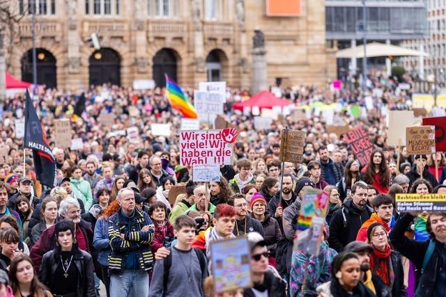 Zehntausende Menschen demonstrieren in Freiburg gegen rechts