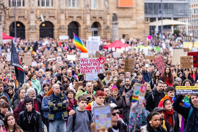 Mit Schildern und Plakaten demonstrier...n in Freiburg gegen Rechtsextremismus.  | Foto: Philipp von Ditfurth/dpa