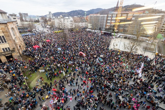 Die Polizei geht von rund 20.000 bis 2...i einer Demonstration in Freiburg aus.  | Foto: Philipp von Ditfurth/dpa