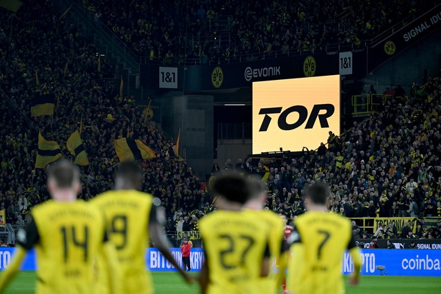 Dortmund jubelt &uuml;ber vier Guirassy-Tore.  | Foto: Fabian Strauch/dpa