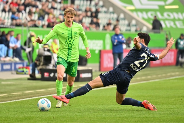 Viele Zweik&auml;mpfe pr&auml;gten das Spiel zwischen Wolfsburg und Bochum.  | Foto: Swen Pf&ouml;rtner/dpa