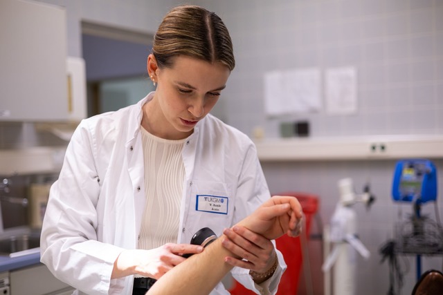 Busik will die Digitalisierung im Gesundheitswesen voranbringen. (Archivbild)  | Foto: Christian Lademann/dpa