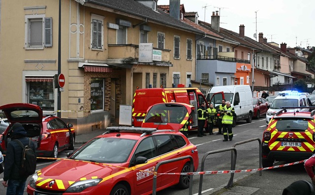 Ein Passant starb bei dem Angriff, drei Menschen wurden verletzt.  | Foto: Sebastien Bozon/AFP/dpa