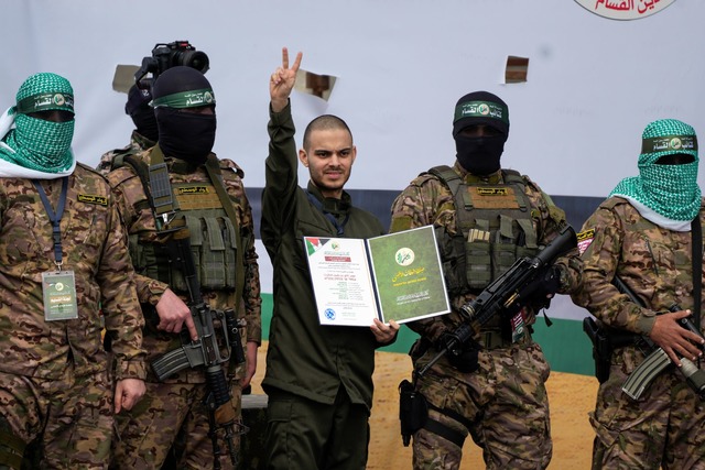 Die Hamas inszenierte die Freilassung weiterer Geiseln.  | Foto: Abdel Kareem Hana/AP/dpa