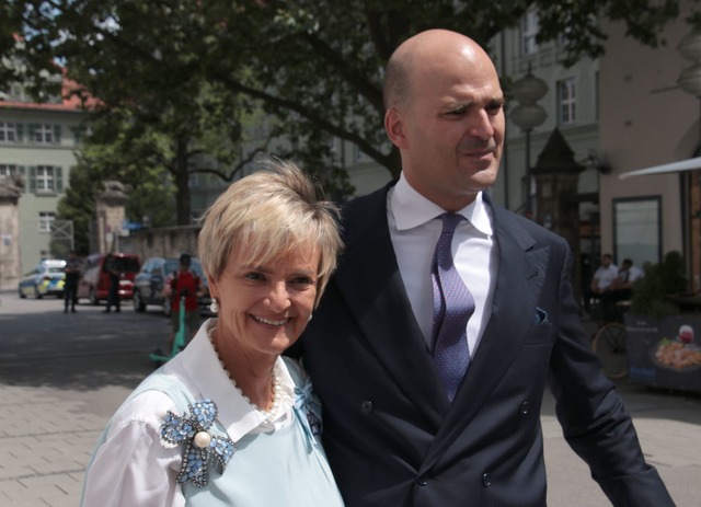 Gloria von Thurn und Taxis mit ihrem Sohn Albert. (Archivbild)  | Foto: Michael Faulhaber/dpa