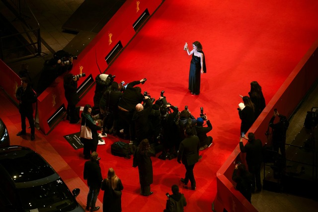 Rose Byrne pr&auml;sentiert den Silbernen B&auml;ren.  | Foto: Sebastian Christoph Gollnow/dpa