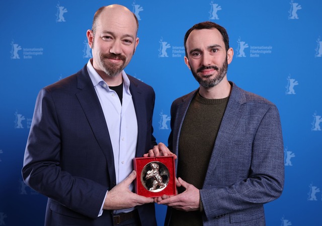 US-Regisseur Brandon Kramer (r) und US...mit dem Berlinale-Dokumentarfilmpreis.  | Foto: Ronny Hartmann/AFP Pool/dpa