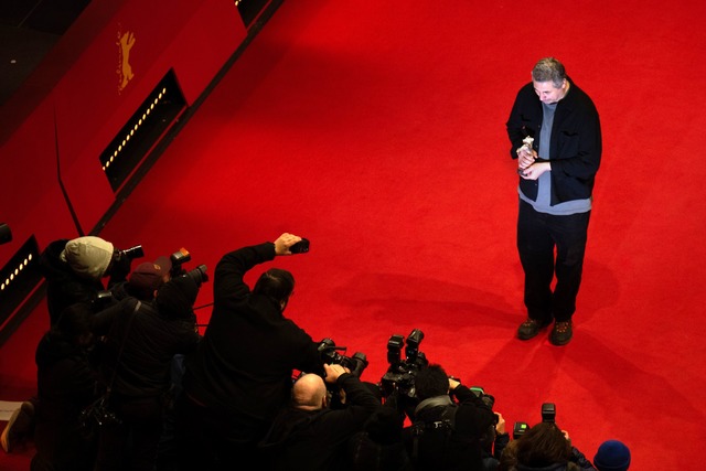 Radu Jude pr&auml;sentiert seinen B&auml;ren.  | Foto: Sebastian Gollnow/dpa