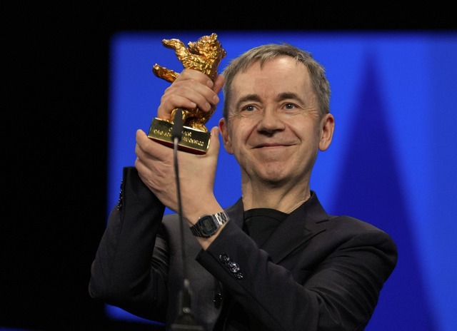 Dag Johan Haugerud mit dem Hauptpreis.  | Foto: Soeren Stache/dpa