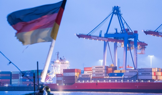 Auf einem Schiff im Hamburger Hafen weht die deutsche Flagge. (Archivbild)  | Foto: Daniel Bockwoldt/dpa