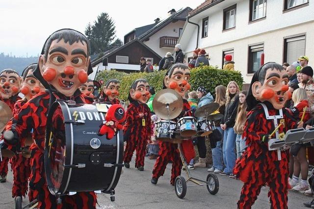 Fotos: Groes Spektakel bei der Herrischrieder Dorffasnacht